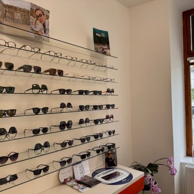 Optika U Kašny Žďár nad Sázavou - regál s brýlemi